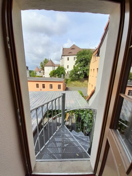 Sicht Ausgang Zimmer 24 auf überdachte Terrasse mit Blick auf die Häuser der Altstadt/Ortenburg