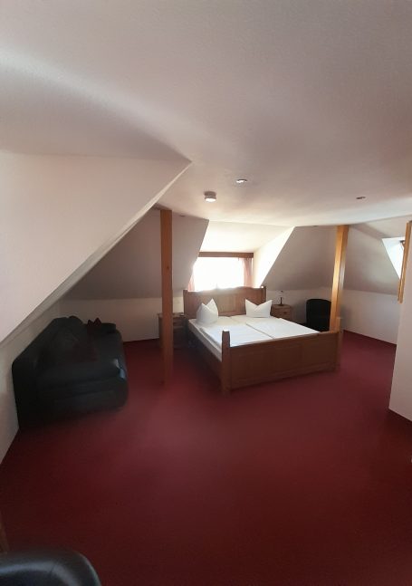großes Doppelbett, Zimmererweiterbar zu Dreibettzimmer (Schlafsofa)