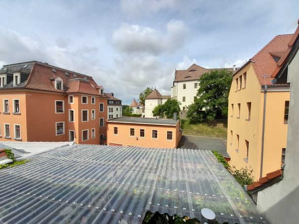Sicht Ausgang Zimmer 24 auf überdachte Terrasse mit Blick auf die Häuser der Altstadt/Ortenburg